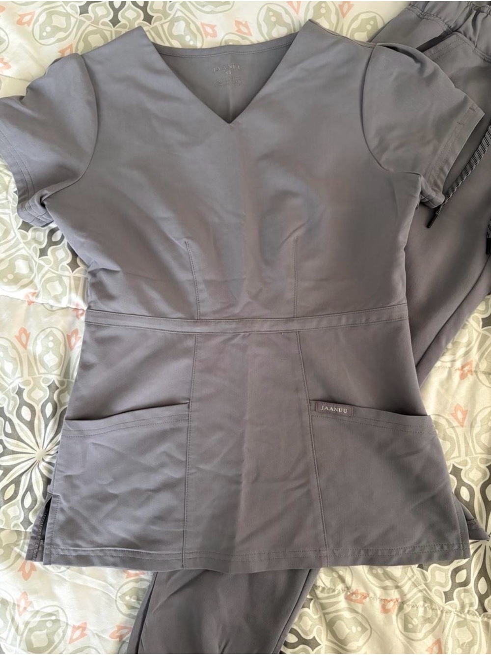 Jaanuu Grey V-Neck Scrub Top & Drawstring Jogger Pants XS - Picture 2 of 7